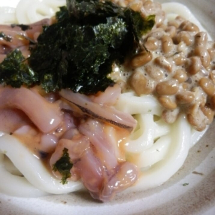 手軽にランチに夜食に♪ イカの塩辛と納豆のうどん